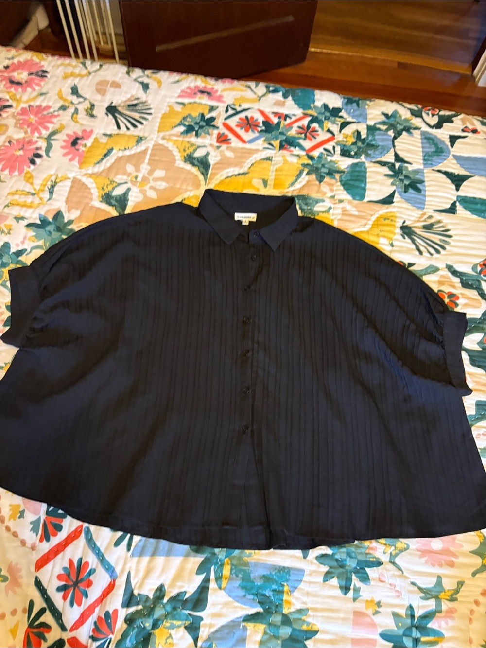 eesome Black Pleated Short-Sleeve Button-Up Blouse
